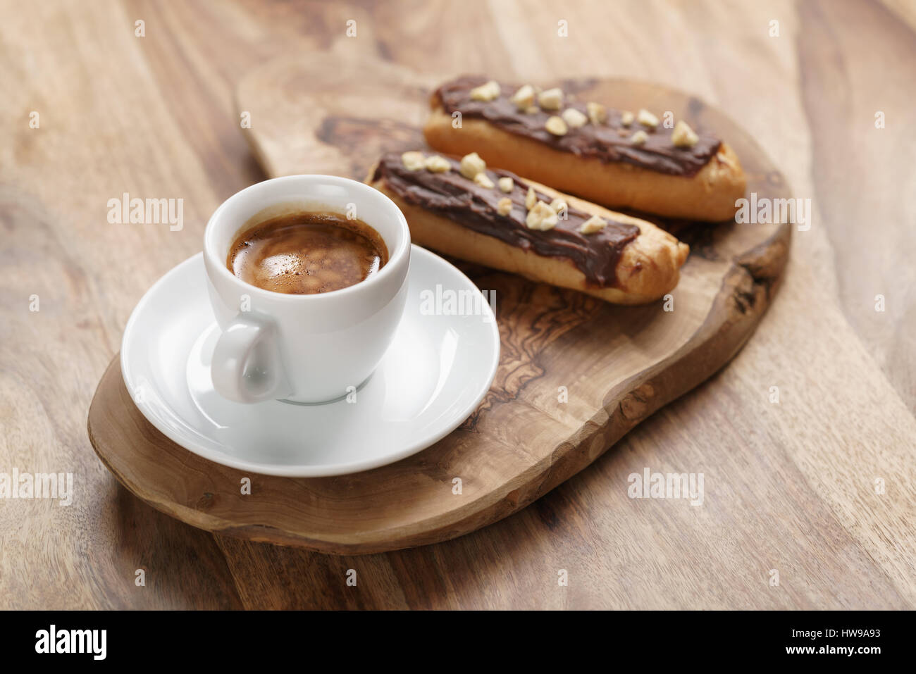 frischen Espresso und Eclairs mit Haselnüssen Stockfoto