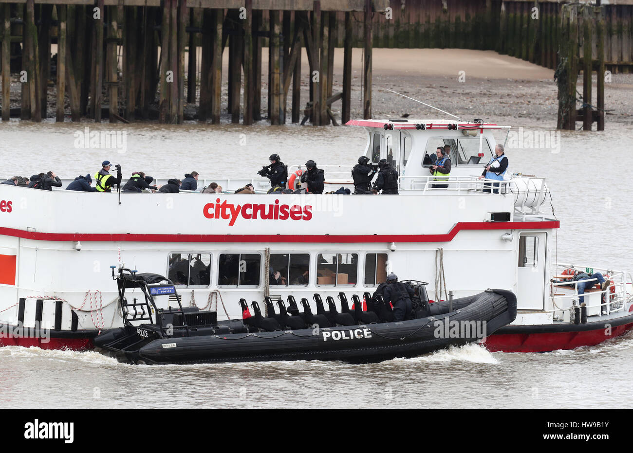 Polizisten, die Teilnahme in einer Multi-Agentur-Übung, die den Rettungsdienst als Reaktion auf einen marodierenden Terroristen testen Angriff in London auf der Themse in East London. Stockfoto