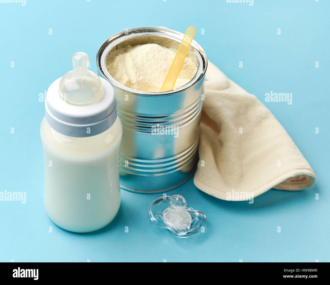 Babyflasche Milch und Milchpulver auf blauem Hintergrund Stockfoto