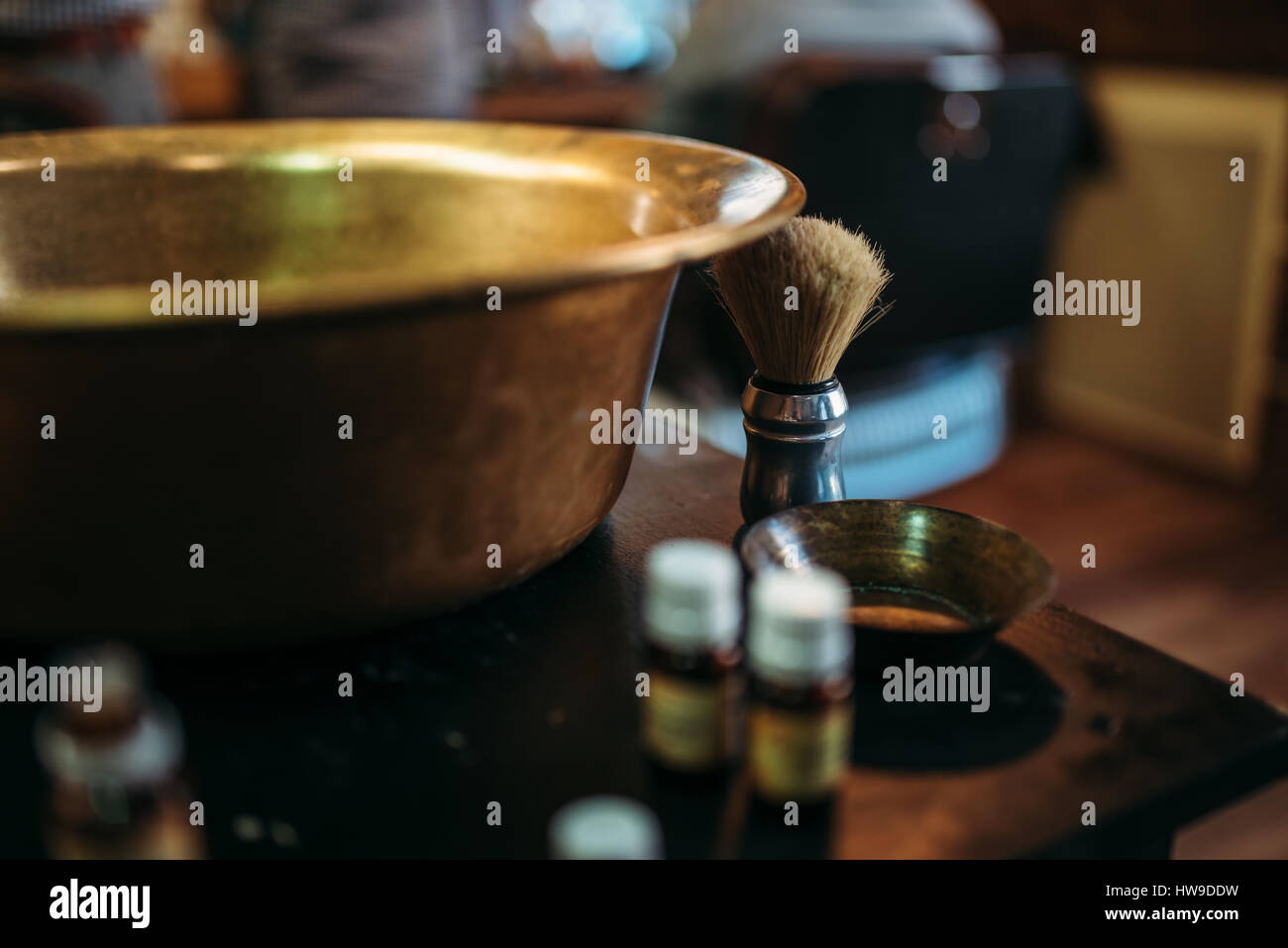 Kupfer Schale und Rasierzeug auf dem Tisch im Friseurladen. Friseur Salon Interieur auf Hintergrund Stockfoto