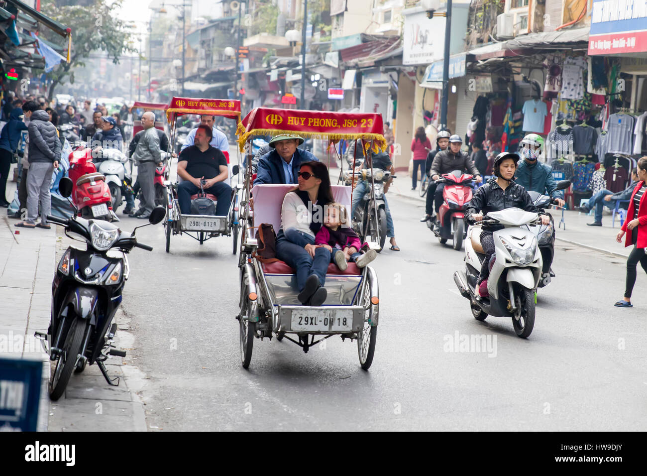 Unbekannter Menschen auf der Straße von Hanoi, Vietnam. Hanoi ist die Hauptstadt von Vietnam und haben mehr als 7,5 Millionen citize Stockfoto