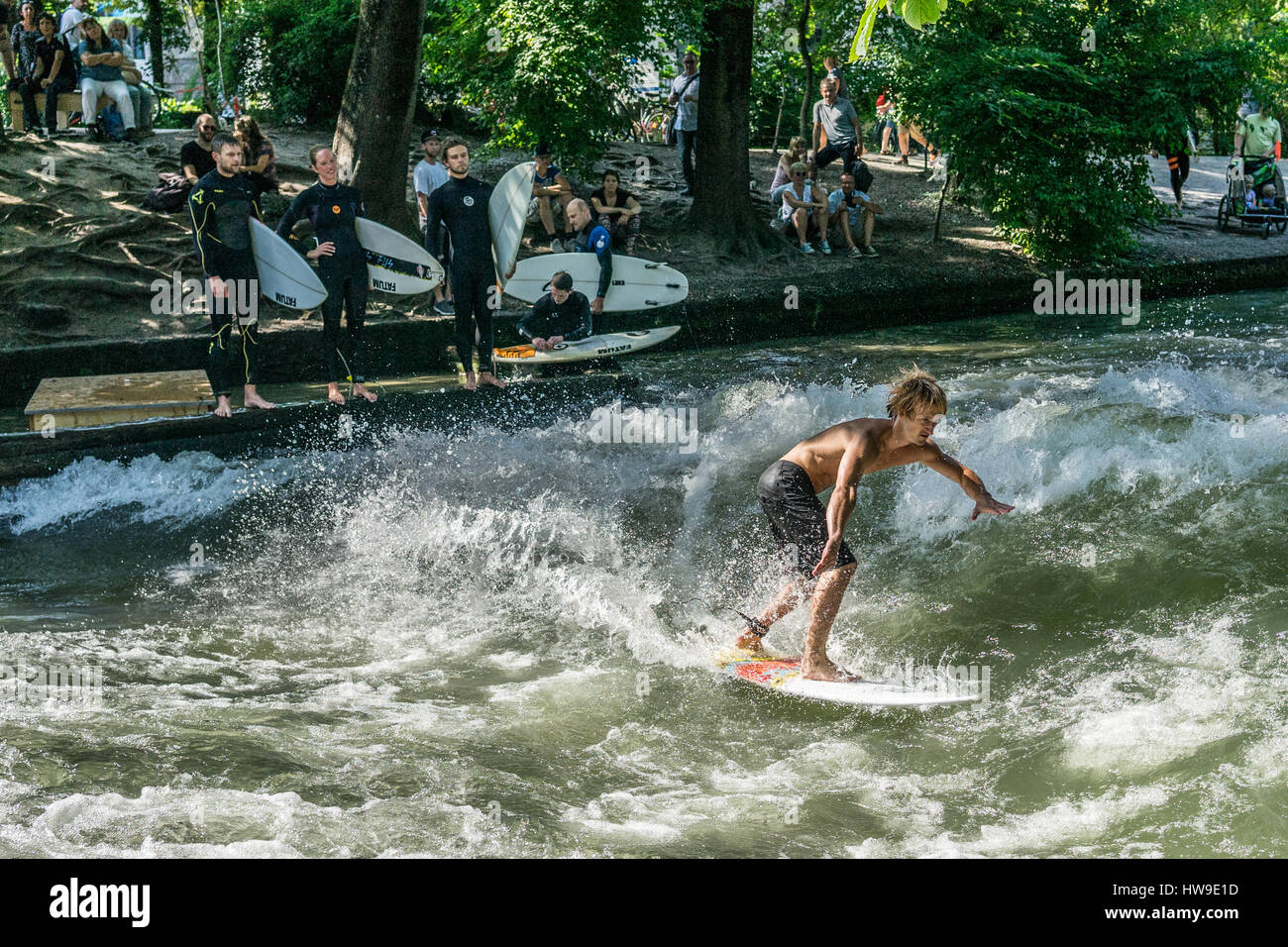 Surfen im Eisbach im englischen Garten, München, Deutschland
