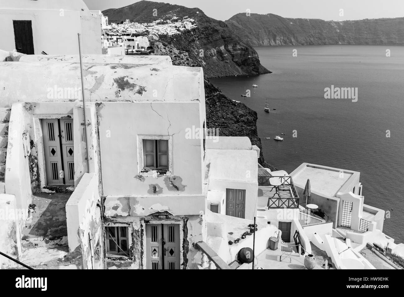 Santorini, Griechenland mit Blick auf das Mittelmeer. Stockfoto