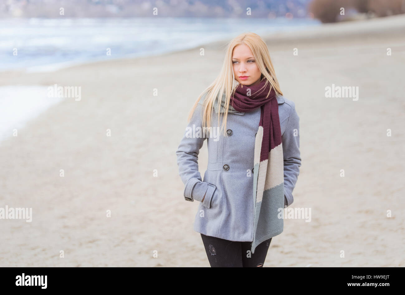 Junge Ernst Frau stehend nahe bei Wasser und denken Stockfoto