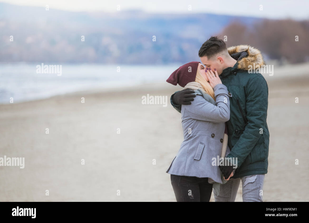 Glückliches junges Paar küssen Stockfoto