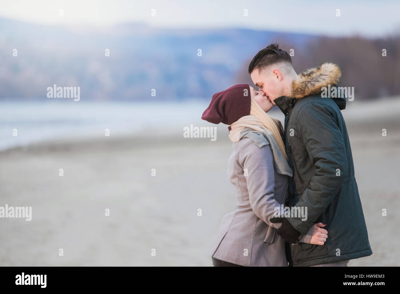 Glückliches junges Paar küssen Stockfoto