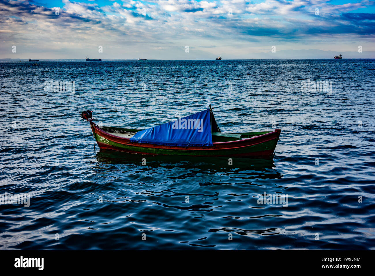 Kleines Boot schwimmend im Mittelmeer. Stockfoto