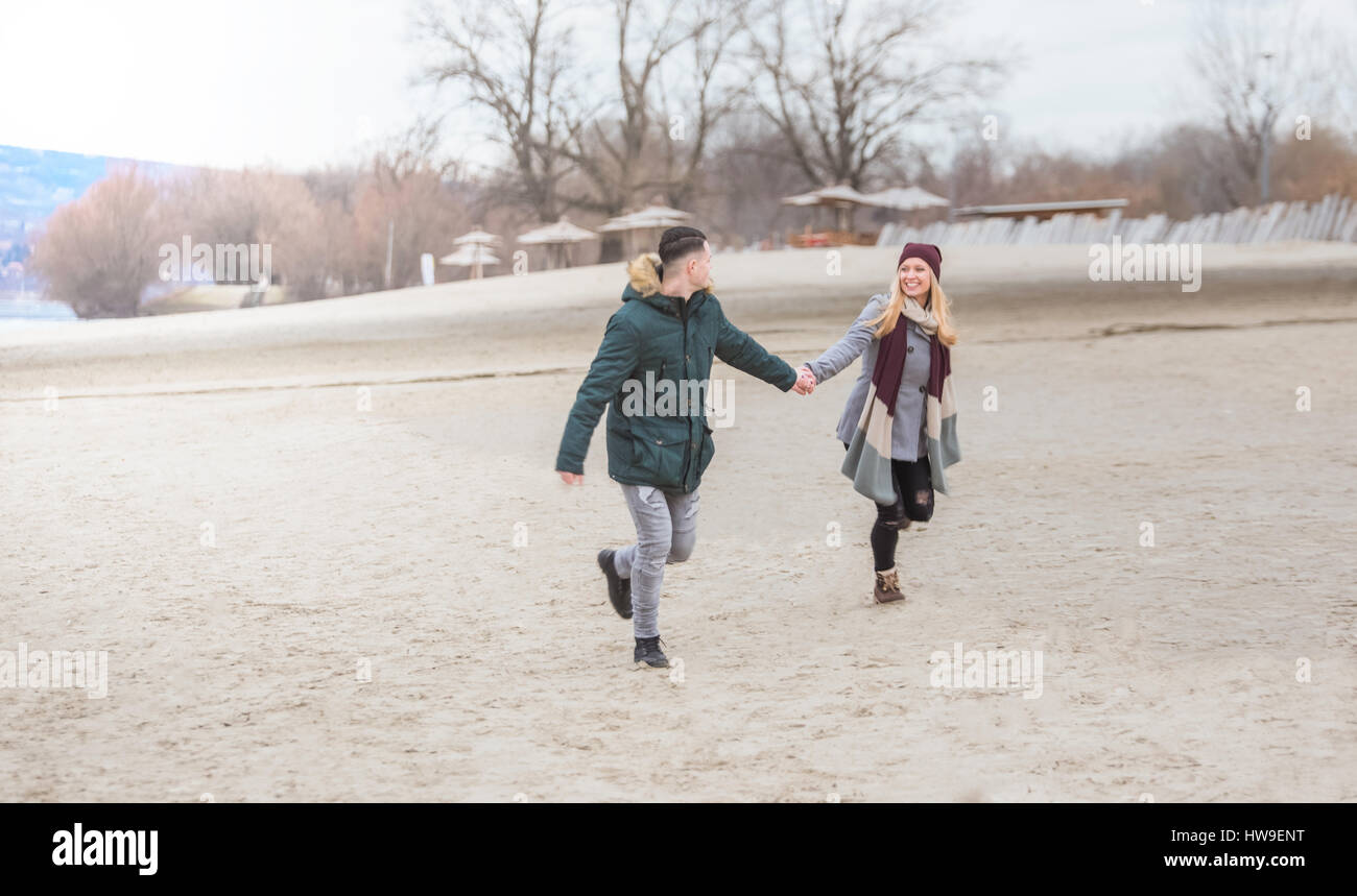 Schöne junge Paar neben dem Fluss laufen Stockfoto