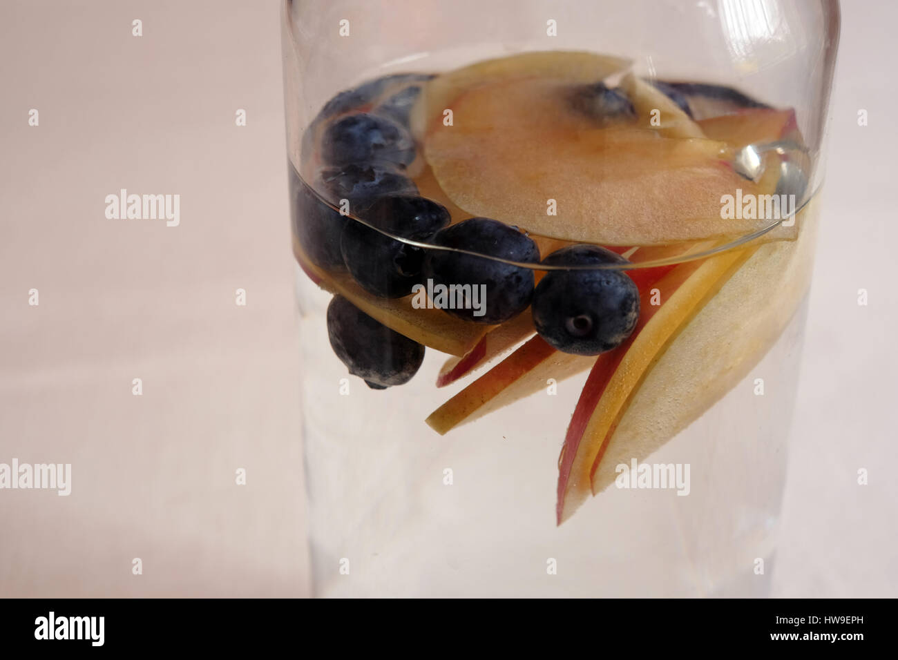 Wasser, gewürzt mit frischem Obst Stockfoto Wasser, gewürzt mit frischem Obst Stockfoto