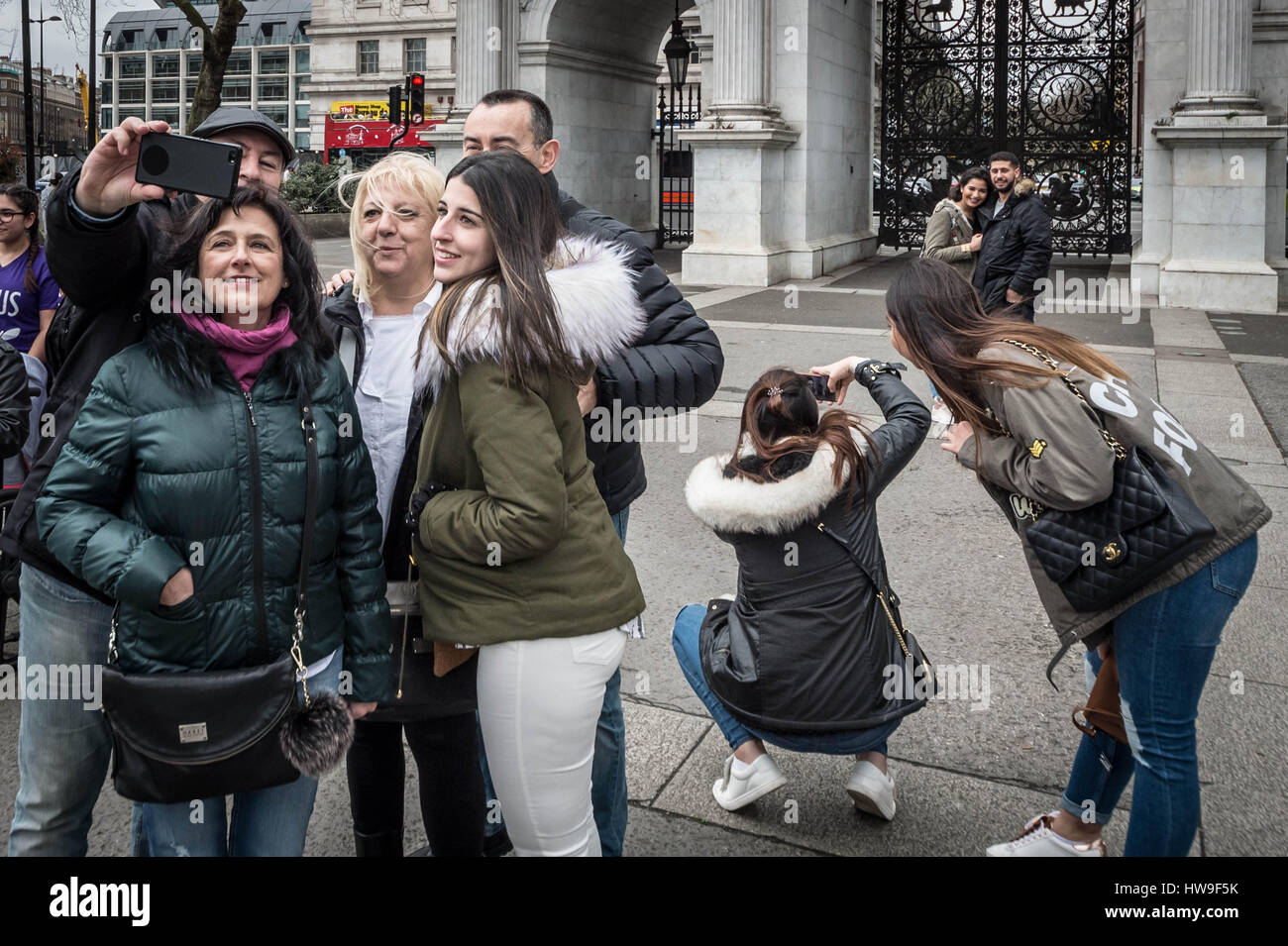 Touristen fotografieren Handy Selfie in central London, UK. Stockfoto