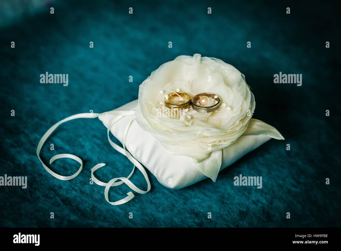 Luxus Hochzeit goldene Ringe auf Blume Stockfoto