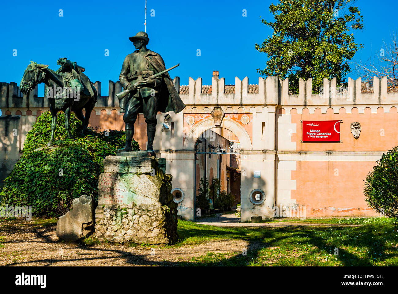 Eingang zum Museum Pietro Canonica und Alpini-Denkmal, eine Elite Berg Kriegsführung Militärkorps der italienischen Armee. Villa Borghese ist eine Landschaft-ga Stockfoto