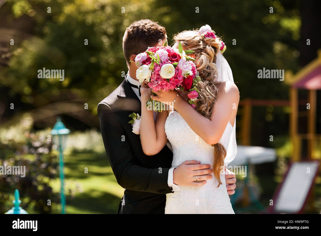 Junge Hochzeitspaar. Bräutigam und Braut zusammen Stockfoto