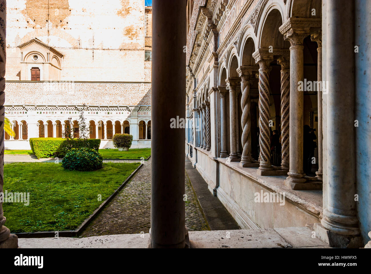 Kreuzgang des Klosters verbunden mit einer Cosmatesque-Dekoration. Erzbasilika San Giovanni in Laterano, offiziell die Kathedrale von Rom. Rom, Lazio, es Stockfoto