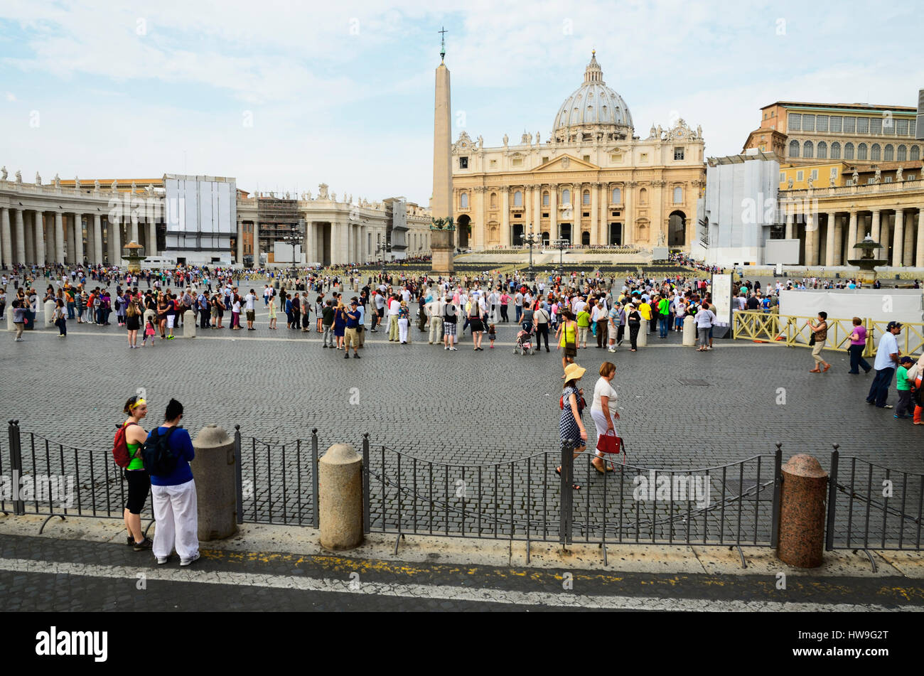 Petersdom und Piazza San Pietro. Der Staat der Vatikanstadt. Rom, Lazio, Italien, Europa. Stockfoto