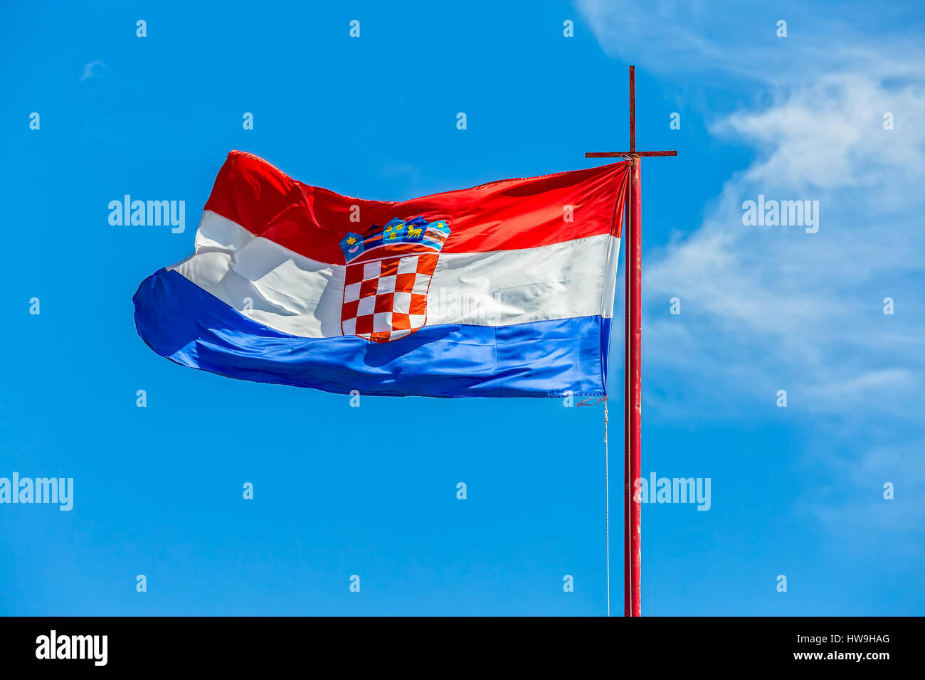 Kroatische Flagge gegen blauen Himmel Stockfoto