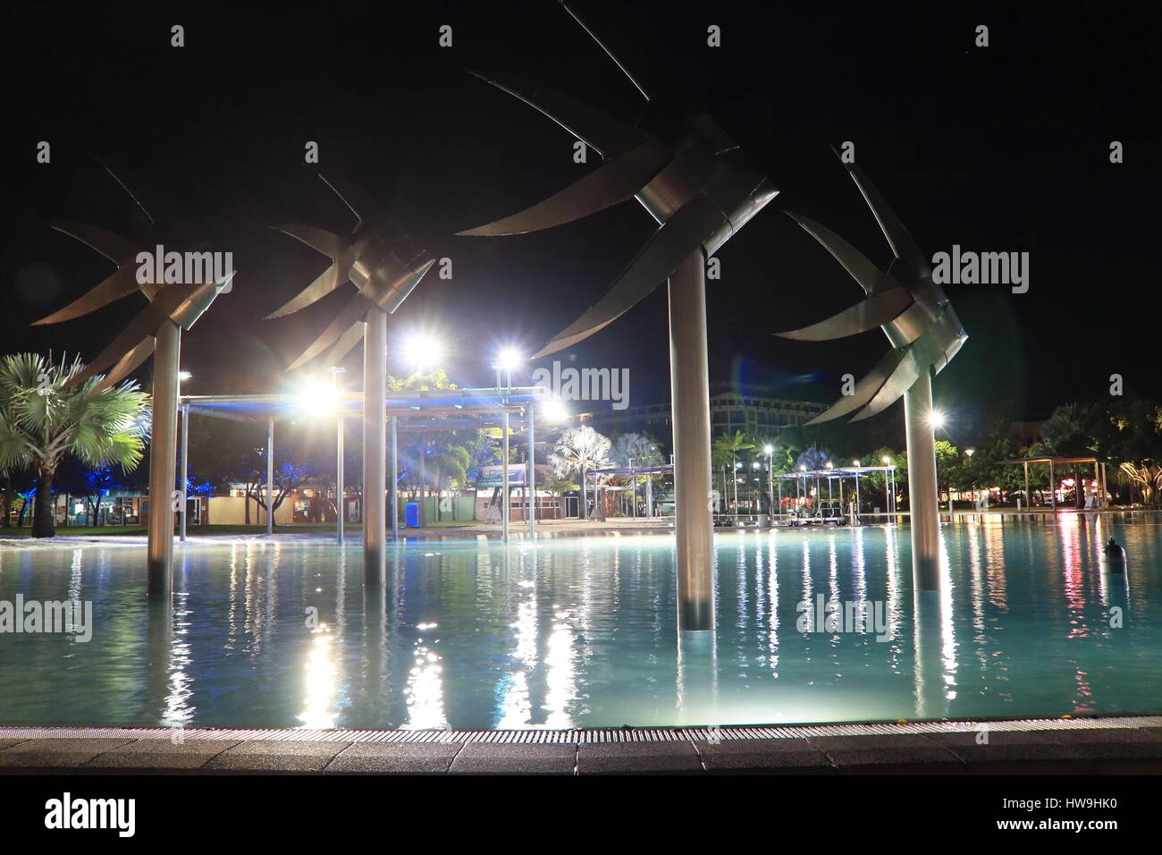 Cairns Esplanade Lagoon, der big Splash, patrouillierten durch Tag und sichere Meerwasser-Pool-Bereich mit seinen berühmten Metall Fisch-Skulpturen am Wasser Stockfoto