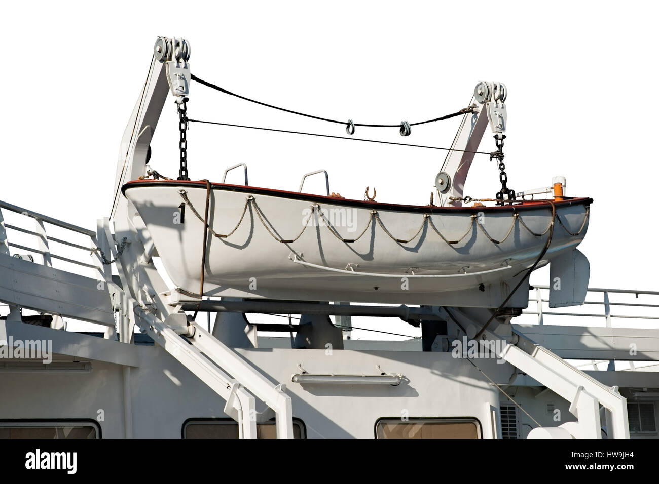 Weiße Rettungsboot auf einer Winde oder hochziehen Engine eines Schiffes. Auf weißen Hintergrund isoliert. Stockfoto