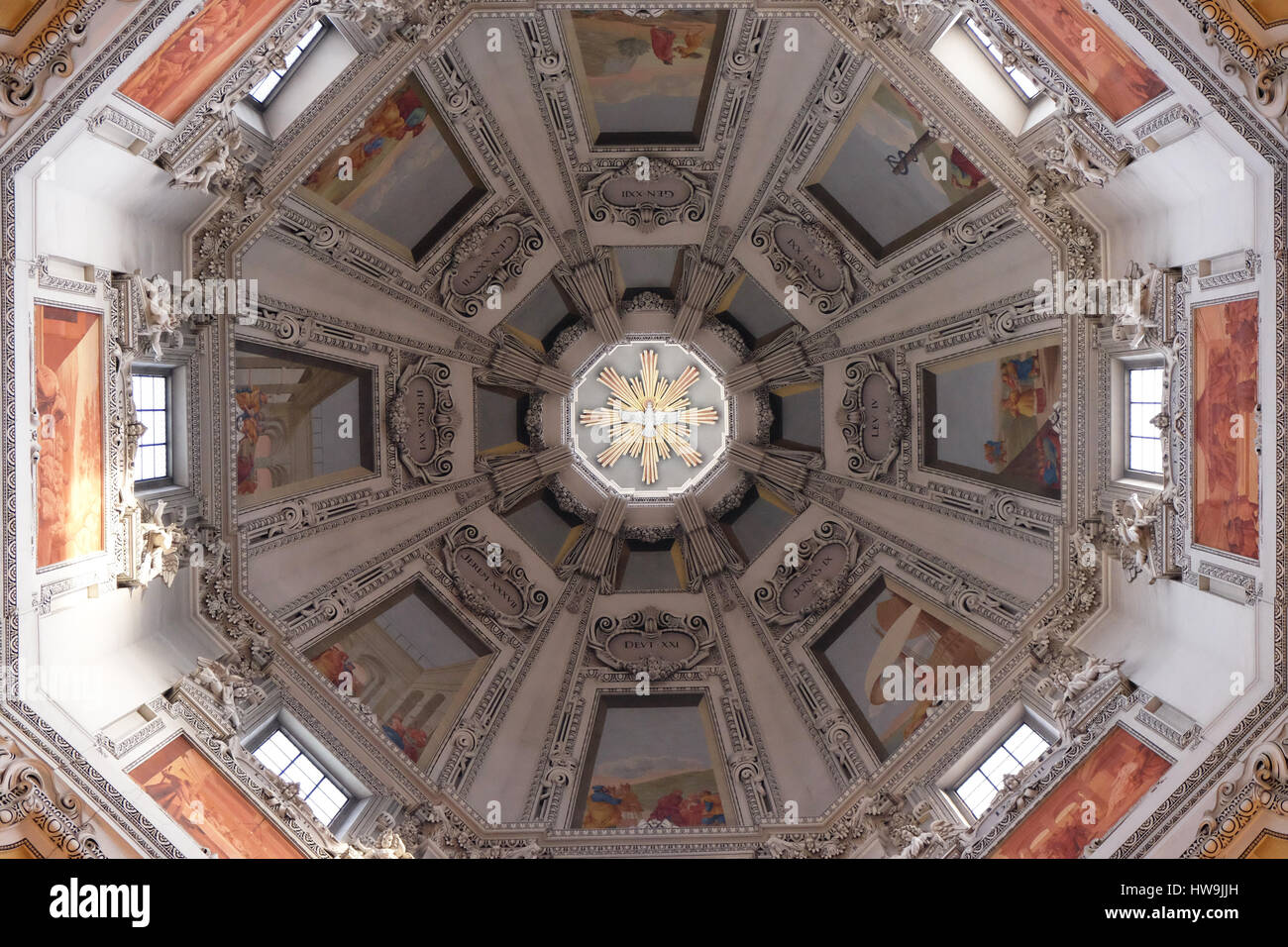 Kuppel im Salzburger Dom Dom wurde von Santino Solari, Schweizer Architekt und Bildhauer gebaut. Stockfoto