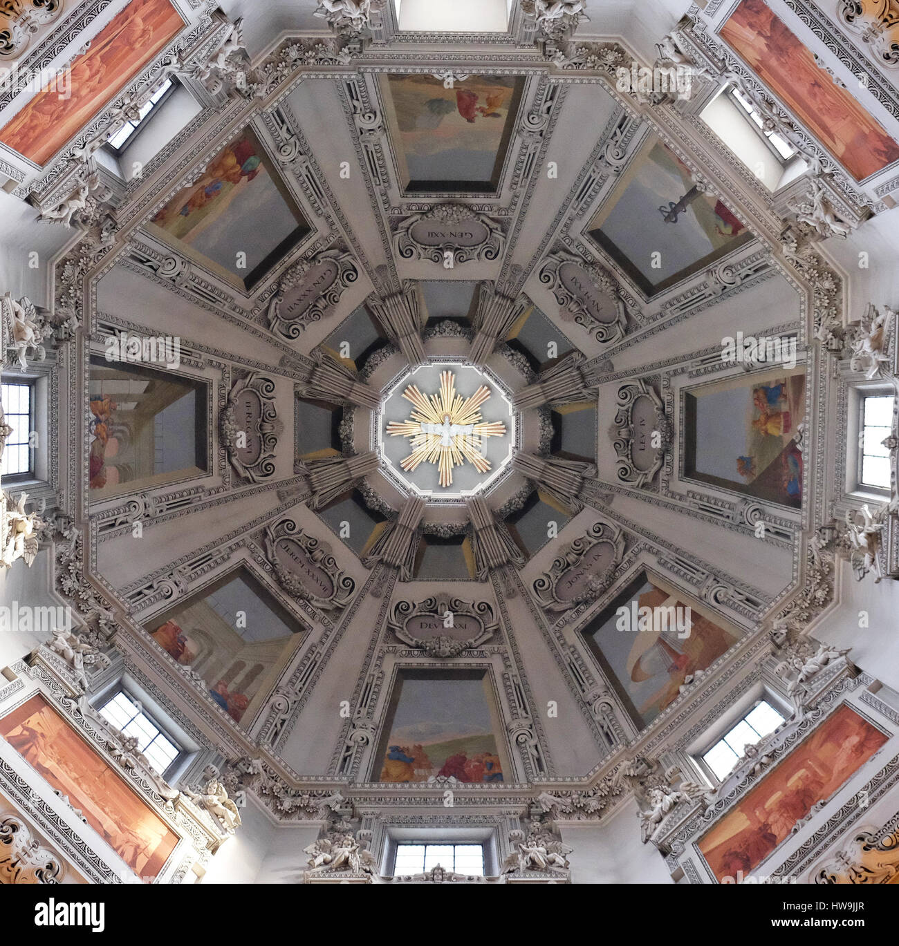 Kuppel im Salzburger Dom Dom wurde von Santino Solari, Schweizer Architekt und Bildhauer gebaut. Stockfoto