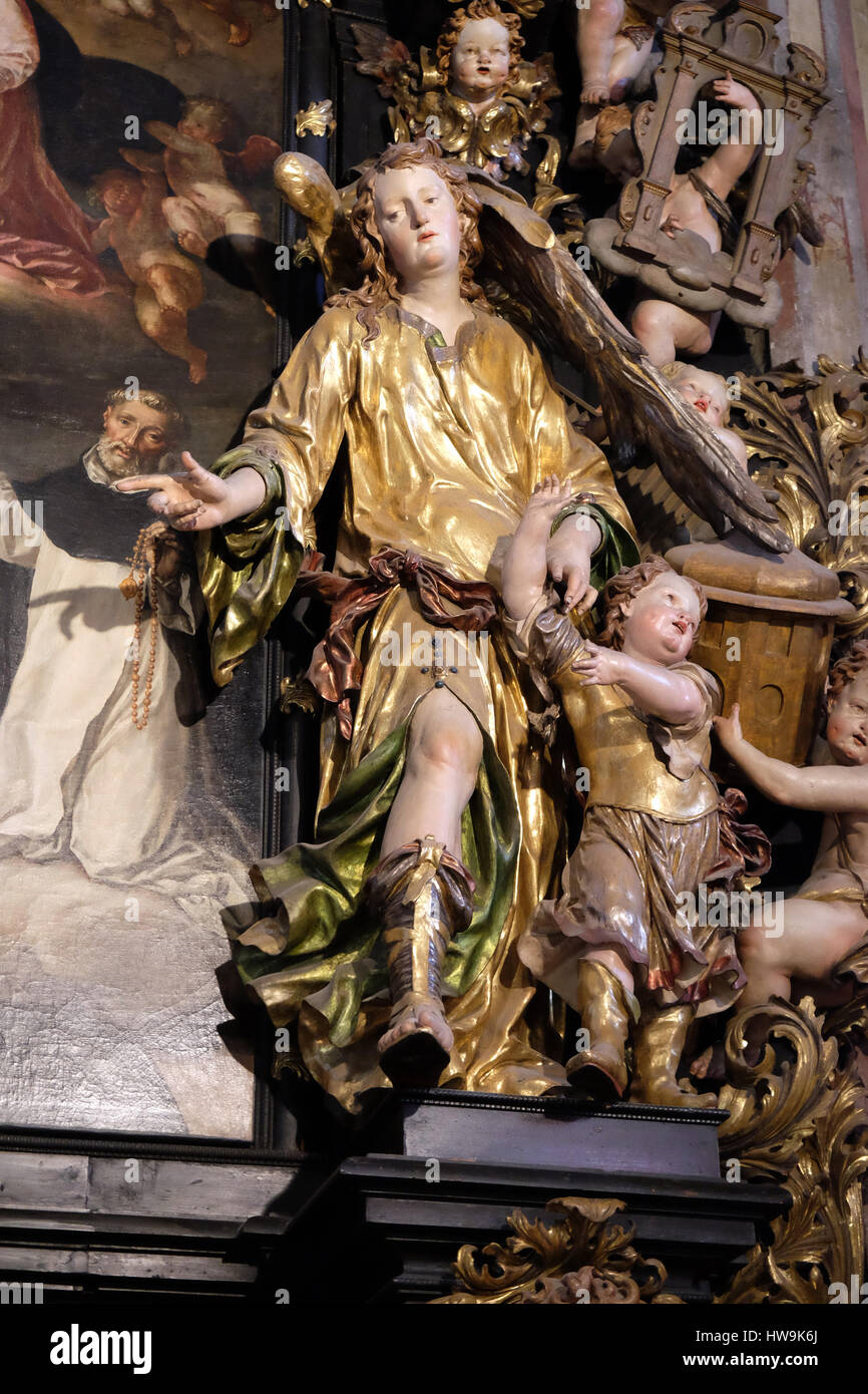 Erzengel Raphael und Tobias auf dem Altar des Heiligen Rosenkranzes in der Pfarrkirche in St. Wolfgang am Wolfgangsee in Österreich am 14. Dezember 2014. Stockfoto