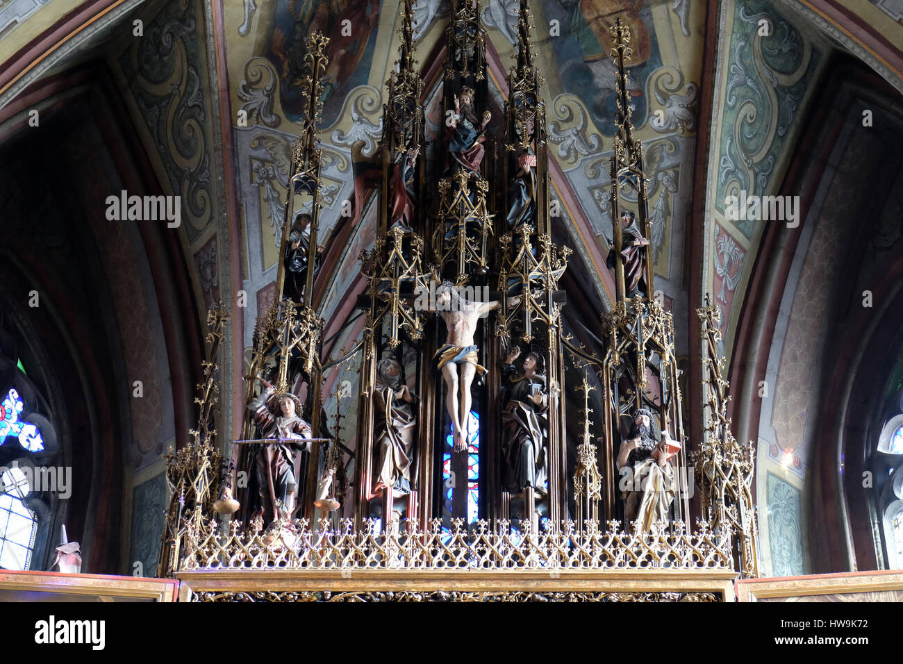 Kreuzigung, Hauptaltar in der Pfarrkirche in St. Wolfgang am Wolfgangsee in Österreich am 14. Dezember 2014. Stockfoto