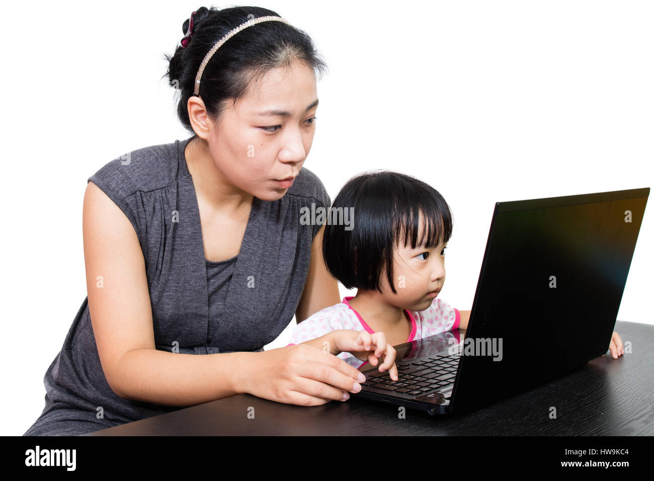 Asiatische Mutter und Tochter mit Laptop-Computer in isolierten weißen Hintergrund Stockfoto