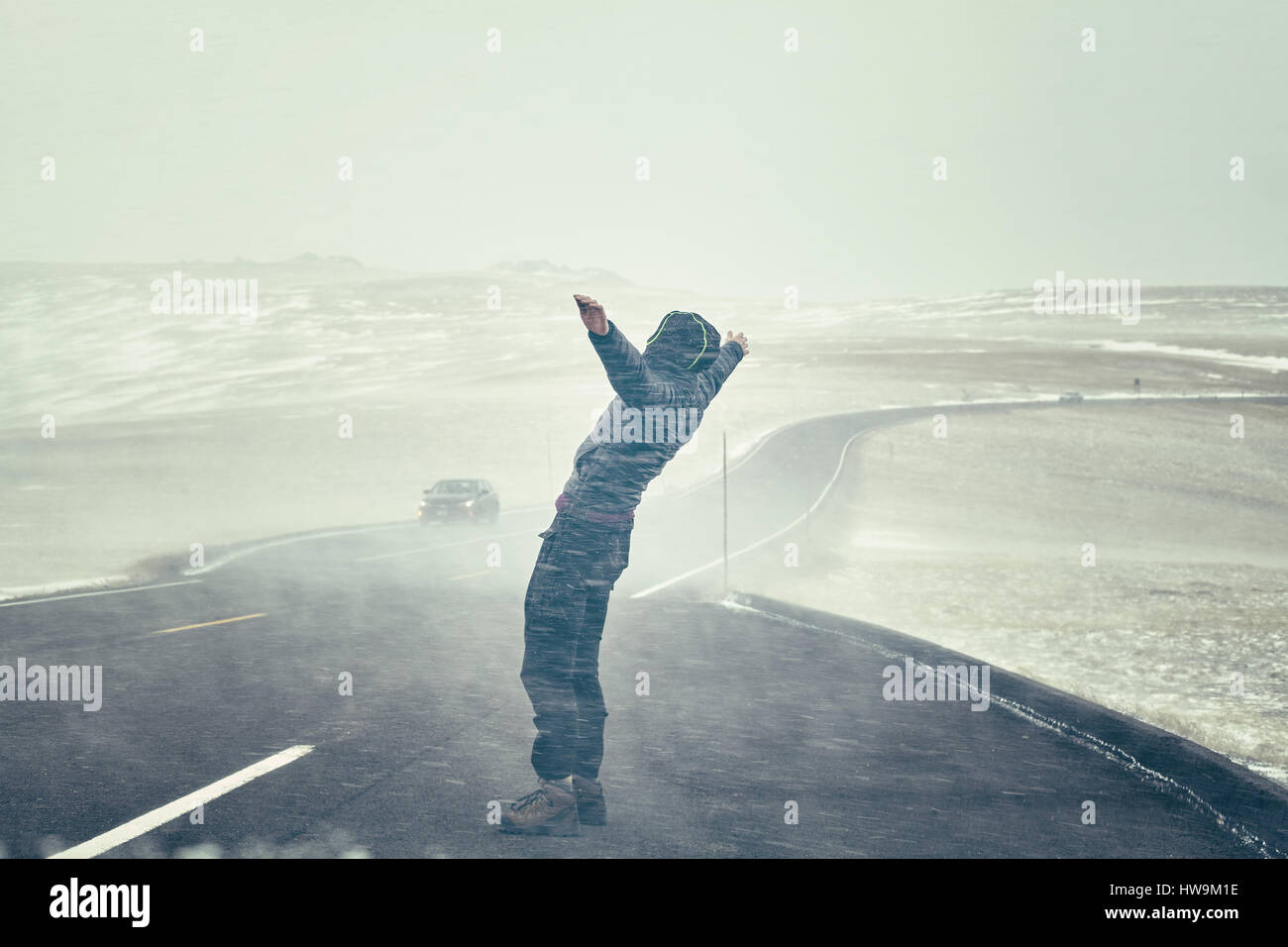 Frau versucht, Schneegestöber gesehen durch eine Windschutzscheibe entgegenstellen, Farbe toning angewendet. Stockfoto
