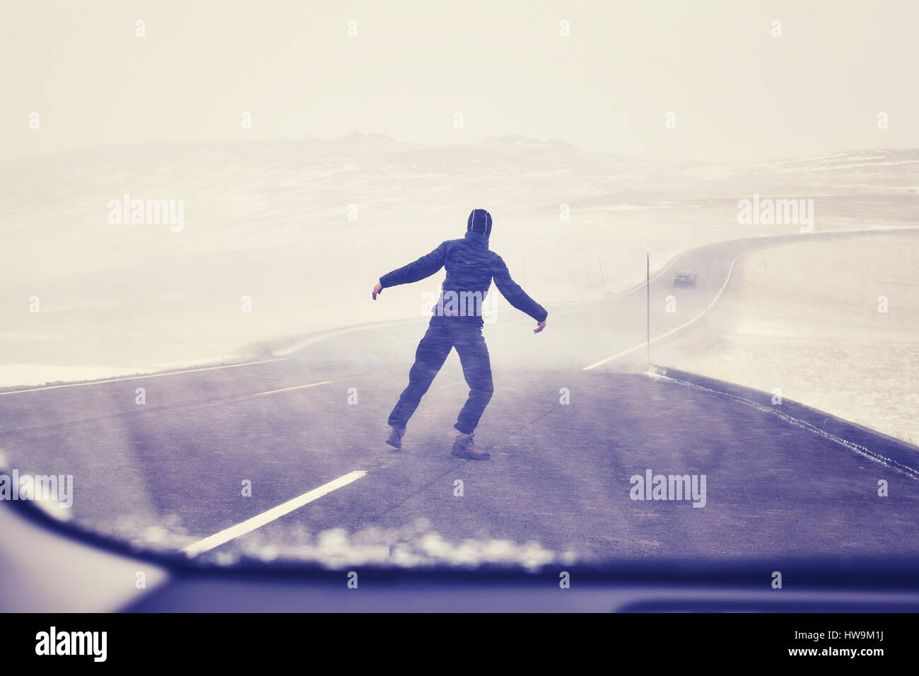 Frau versucht, Schneegestöber gesehen durch eine Windschutzscheibe entgegenstellen, Farbe toning angewendet. Stockfoto