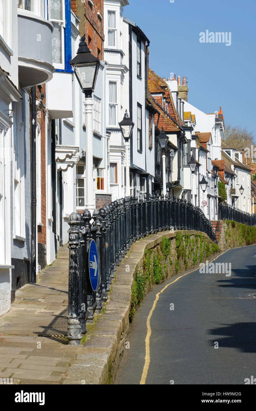 Hastings alte Stadt High Street, malerische Häuser auf dem erhöhten Bürgersteig, East Sussex, England, Großbritannien, UK, GB, Stockfoto