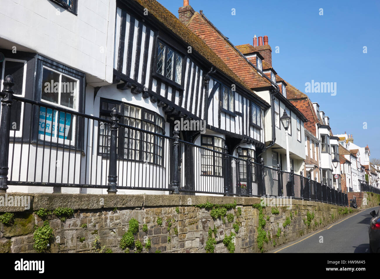 Altstadt von Hastings Street, Fachwerkhaus tudor Häuser auf dem erhöhten Bürgersteig, East Sussex, England, Großbritannien, Großbritannien, GB, Stockfoto