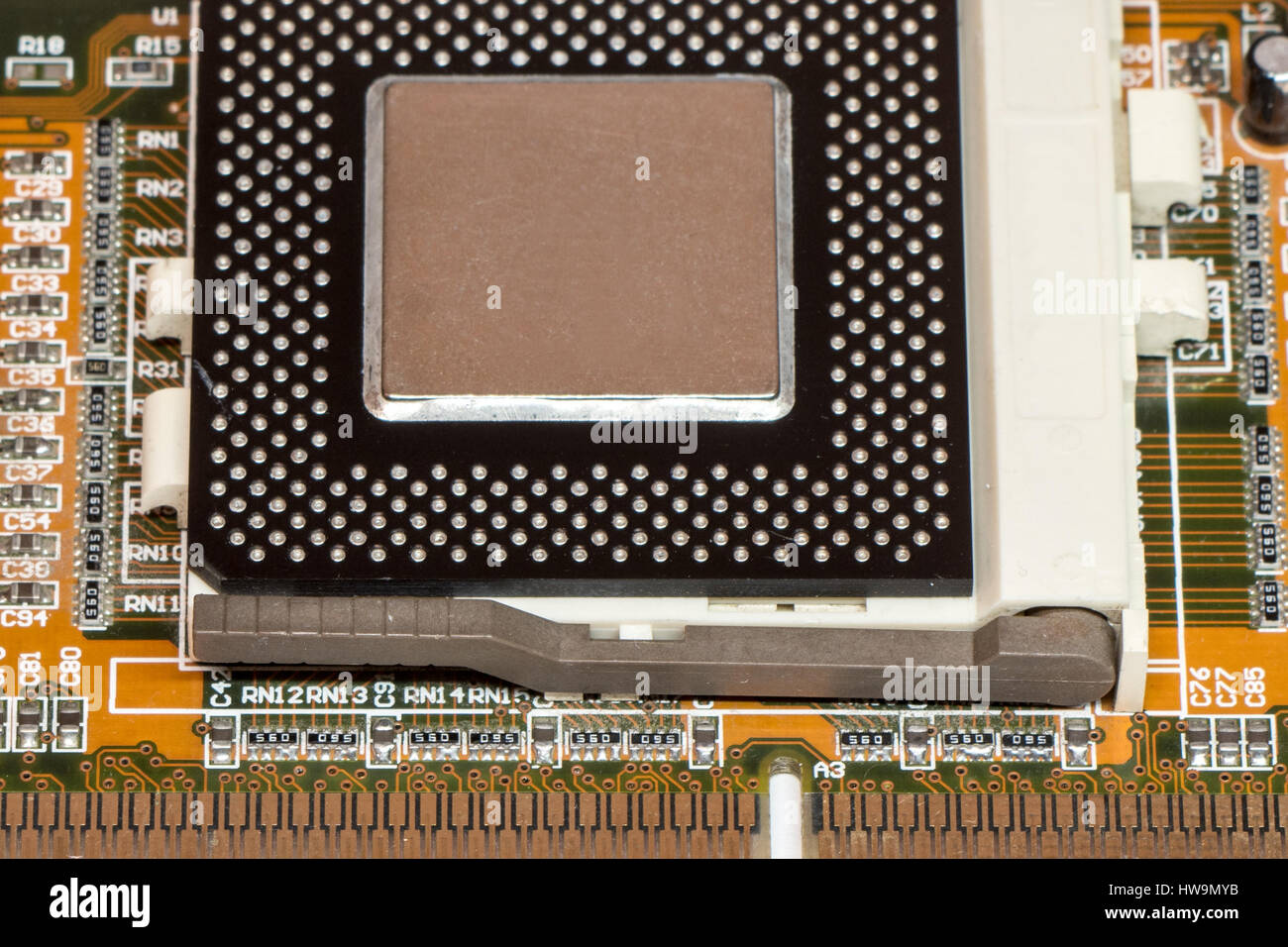 CPU-Central Processing Unit-Mikrochip im Sockel auf der Hauptplatine installiert Stockfoto