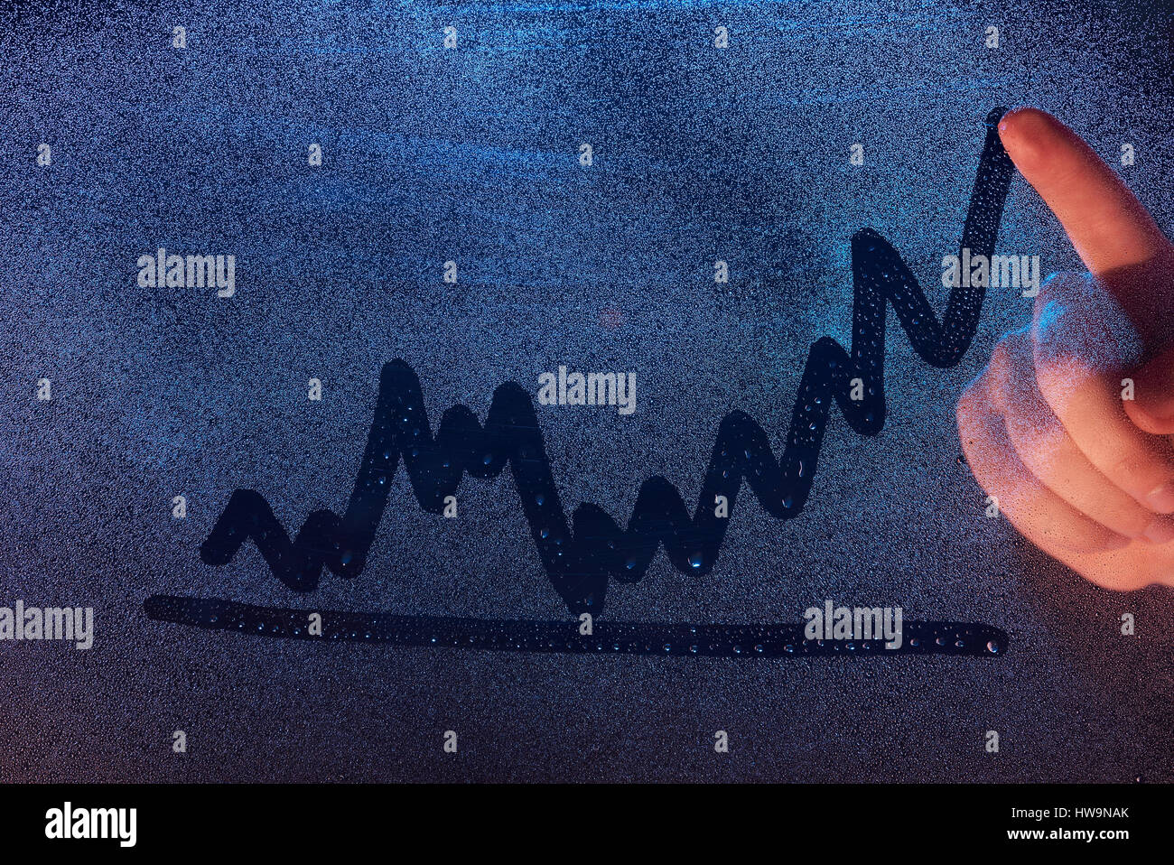 Handzeichnung Grafik auf Nebel Fensterglas. Bildzeichen auf gefrorene Fenster Textur Stockfoto