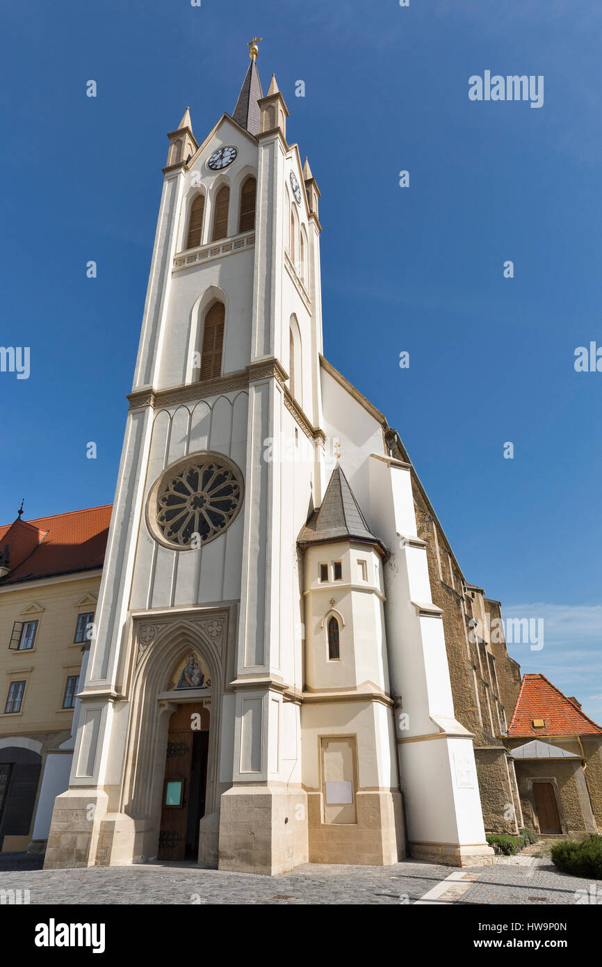 Gotische Franziskanerkirche Pfarrkirche in Kezsthely, Ungarn. 1390 erbaute und renovierte im 19. Jahrhundert im barocken Stil, gibt es eine imposante Neo Gothic Stockfoto