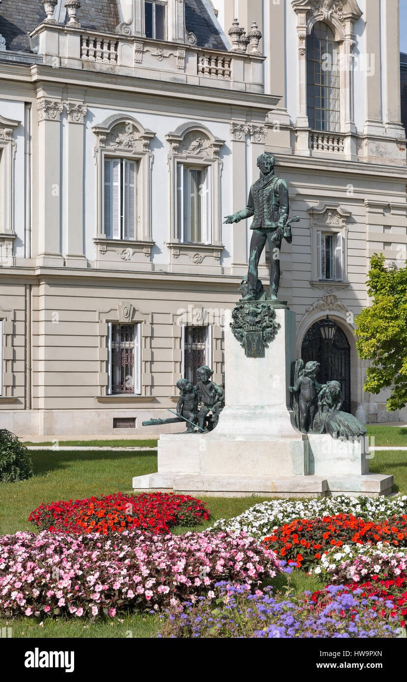 Statue des Grafen György Festetics von Lajos Lukacsy (1902) im Festetics Schlossgarten. Keszthely, Ungarn. Es ist ein großer Komplex von Gebäuden von der Stockfoto