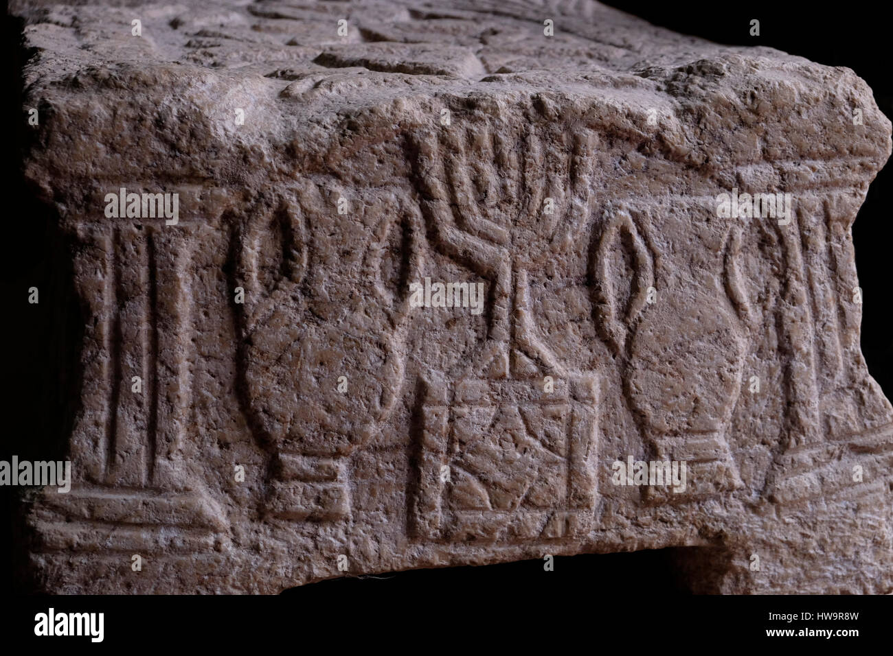 Bet Shemesh, Israel, 19. März: Blick auf die siebenarmigen Menorah (Kandelaber) im Zusammenhang mit den zweiten jüdischen Tempel in der Magdala-Stein in der Galileische Synagoge freigelegt und datiert auf den Zeitraum, in dem Jesus im Bereich bei den nationalen Schätze Lagern der Israel Antiquities Authority in der Nähe der Stadt Bet Shemesh am 19. März 2017 predigte, gehauen. Der Israel Antiquities Authority öffnete seine Türen zu den nationalen Schätze lagern zum ersten Mal zeigt jüngste archäologische Funde aus der Zeit Jesu und einige Gegenstände, die nicht für die Allgemeinheit werden. Stockfoto