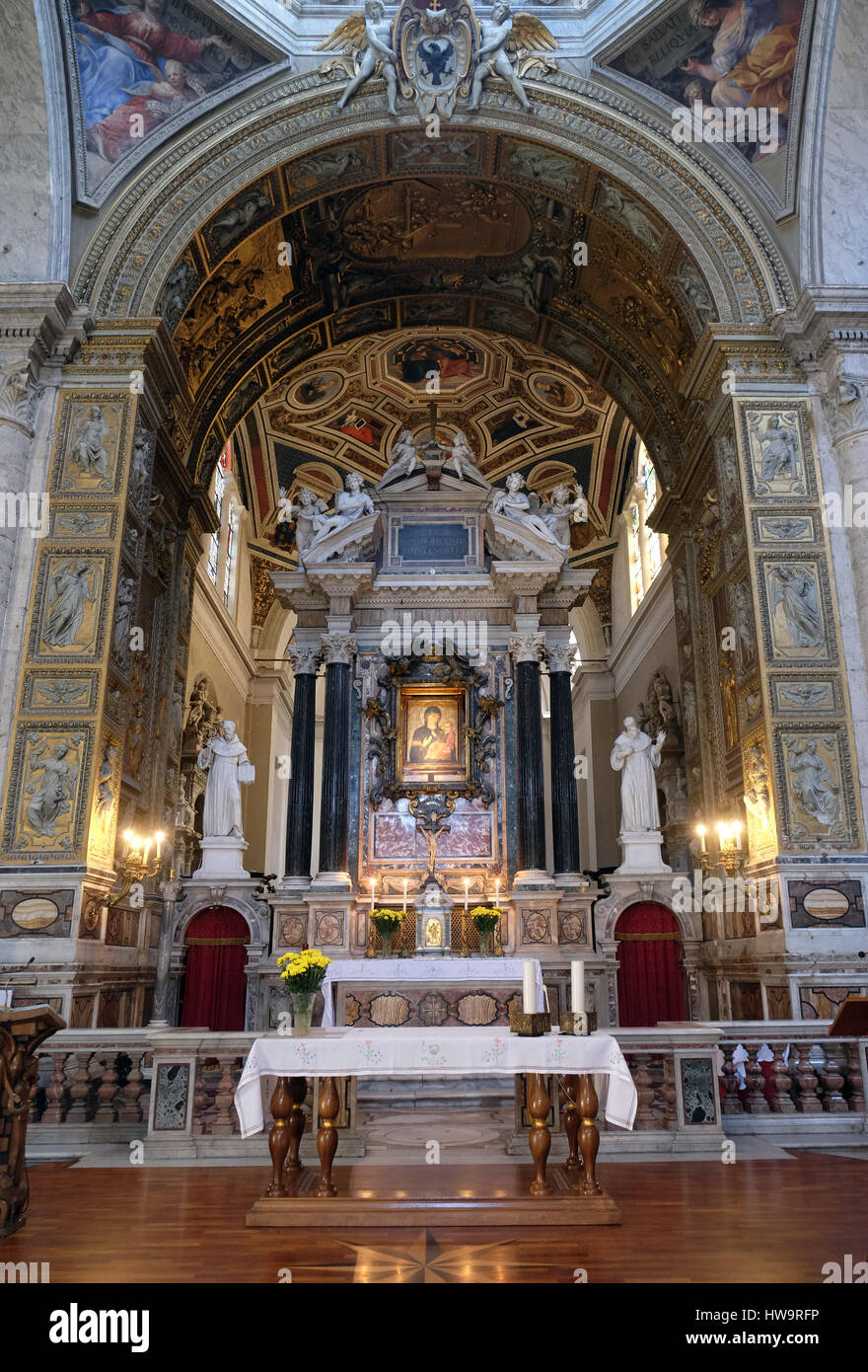 Der Hauptaltar in der Kirche von Santa Maria del Popolo, Rom, Italien am 2. September 2016. Stockfoto