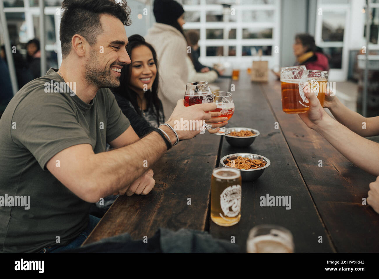 Prost auf ein gutes Bier und bessere Freunde Stockfoto