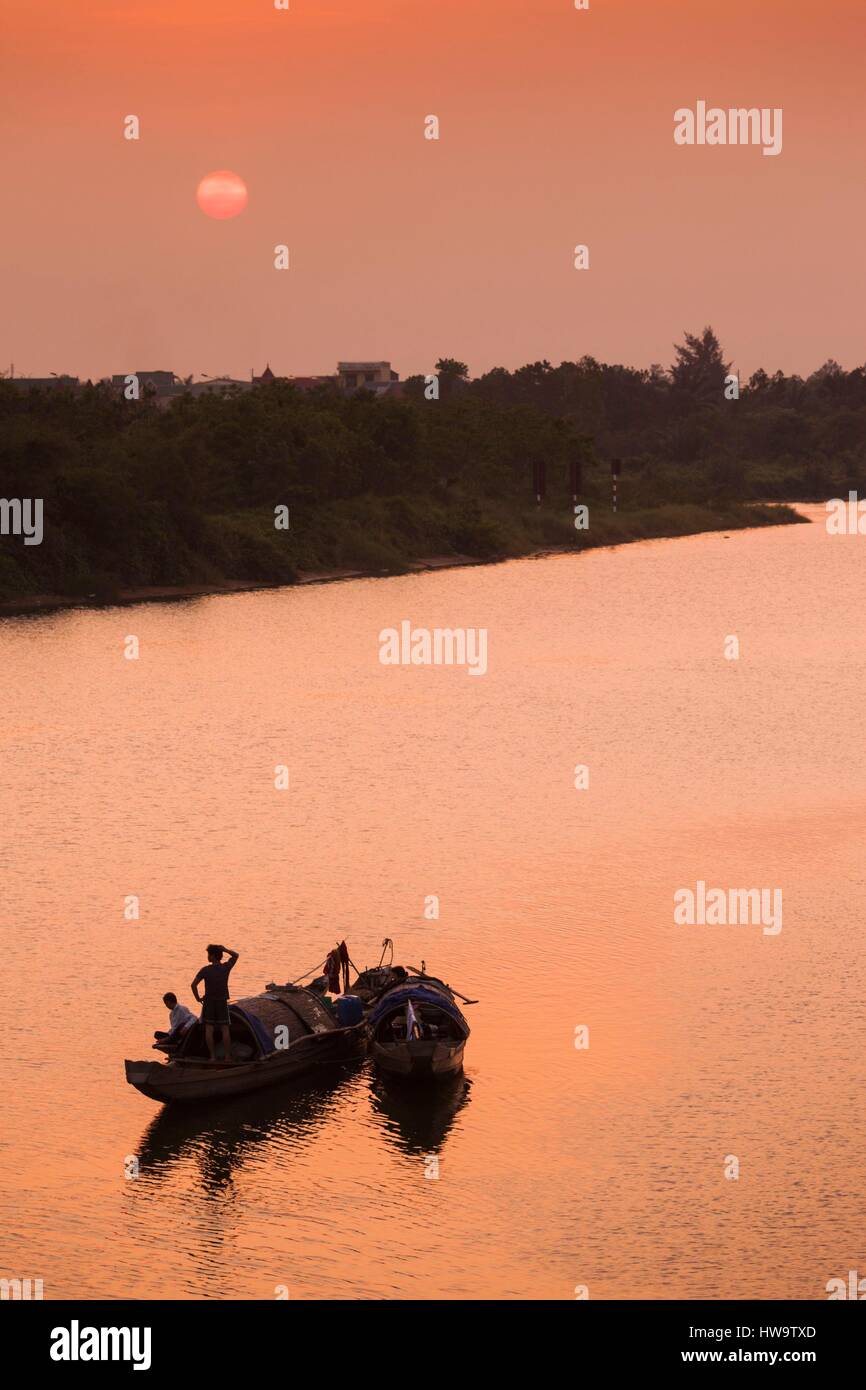 Vietnam, DMZ-Bereich, Dong Ha, Cam Lo Fluss, Boote bei Sonnenuntergang Stockfoto