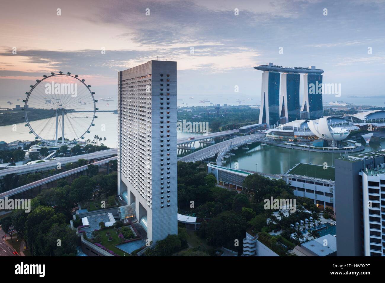 Singapur, Singapore Flyer, Riesenrad, erhöhten Blick, mit Ritz-Carlton und Hotels in Marina Bay Sands, Morgendämmerung Stockfoto