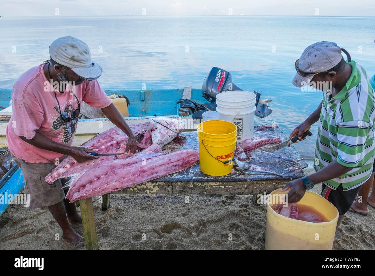 Belize, Stann Creek District, Hopkins, Garifuna Fischerdorf, Rückkehr vom Fischen Stockfoto