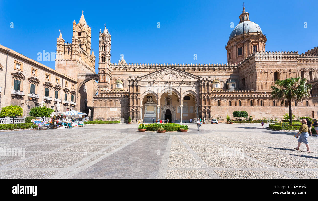 PALERMO, Italien - 24. Juni 2011: Menschen auf Platz und Vorderansicht der Kathedrale von Palermo. Es ist die Kathedrale des römisch-katholischen Erzdiözese von blass Stockfoto