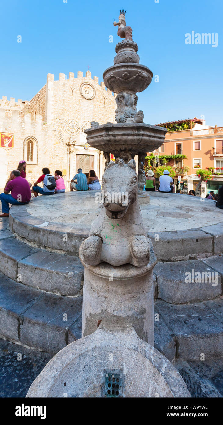 TAORMINA, Italien - 2. Juli 2011: Brunnen auf der Piazza della Cattedrale in Stadt Taormina auf Sizilien. Barocker Brunnen mit zwei Zentauren und eine Ange-Büste Stockfoto