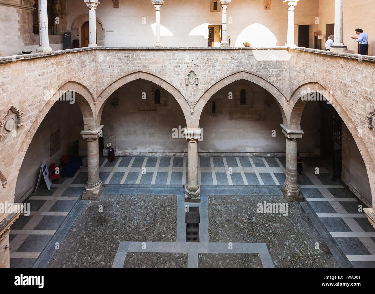 PALERMO, Italien - 24. Juni 2011: Innenhof des Palazzo Chiaramonte - Steri in Palermo. Das Gebäude wurde im frühen 14. Jahrhundert begonnen und war die Wurfweite Stockfoto