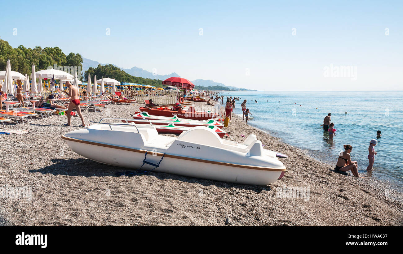 FLUMEFREDDO DI SICILIA, Italien - 2. Juli 2011: Boote und Menschen am Strand Spiaggia di Marina di Cottone am Ionischen Meer Küste Siziliens. Dieser Strand ist sub Stockfoto