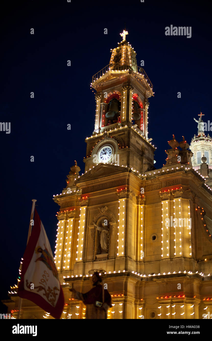 Kirche des Heiligsten Herzens Jesu beleuchtet am Abend feiern die festivale Stockfoto
