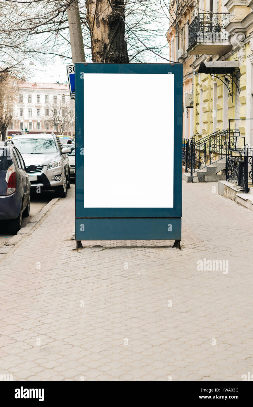 Leere Plakat Werbung auf dem Bürgersteig in der Altstadt, vertikale Gestaltung Stockfoto