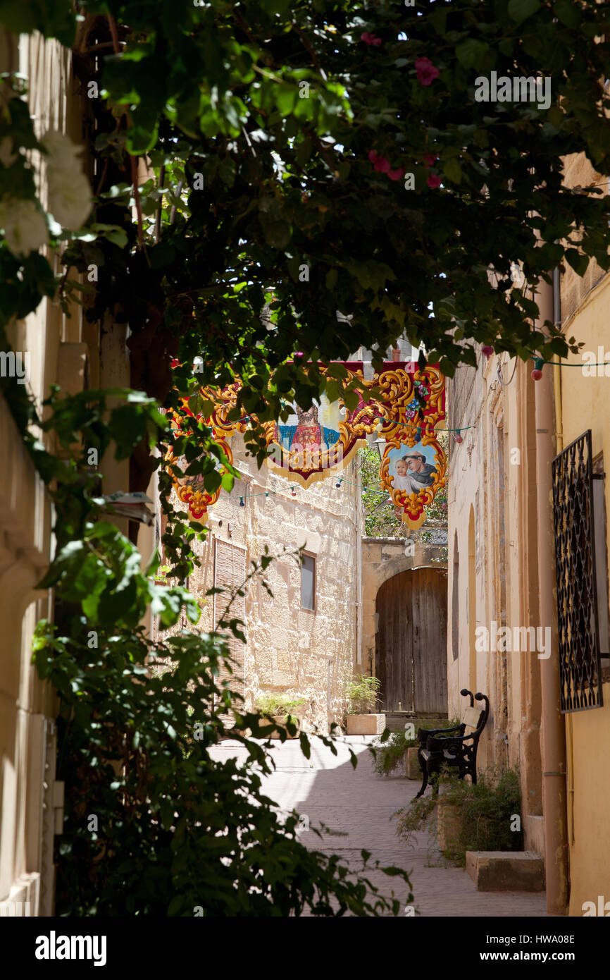 Straßenszene in Fontana Malta Gozo während des Festivals des Heiligsten Herzens Jesu Stockfoto