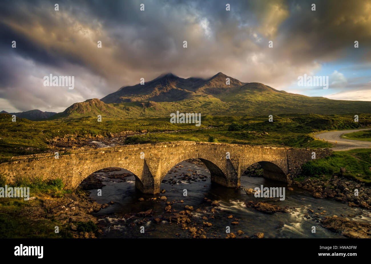 Sligachan Brücke und trübe schwarz Cullins im Abendlicht, Isle Of Skye, Schottland Stockfoto