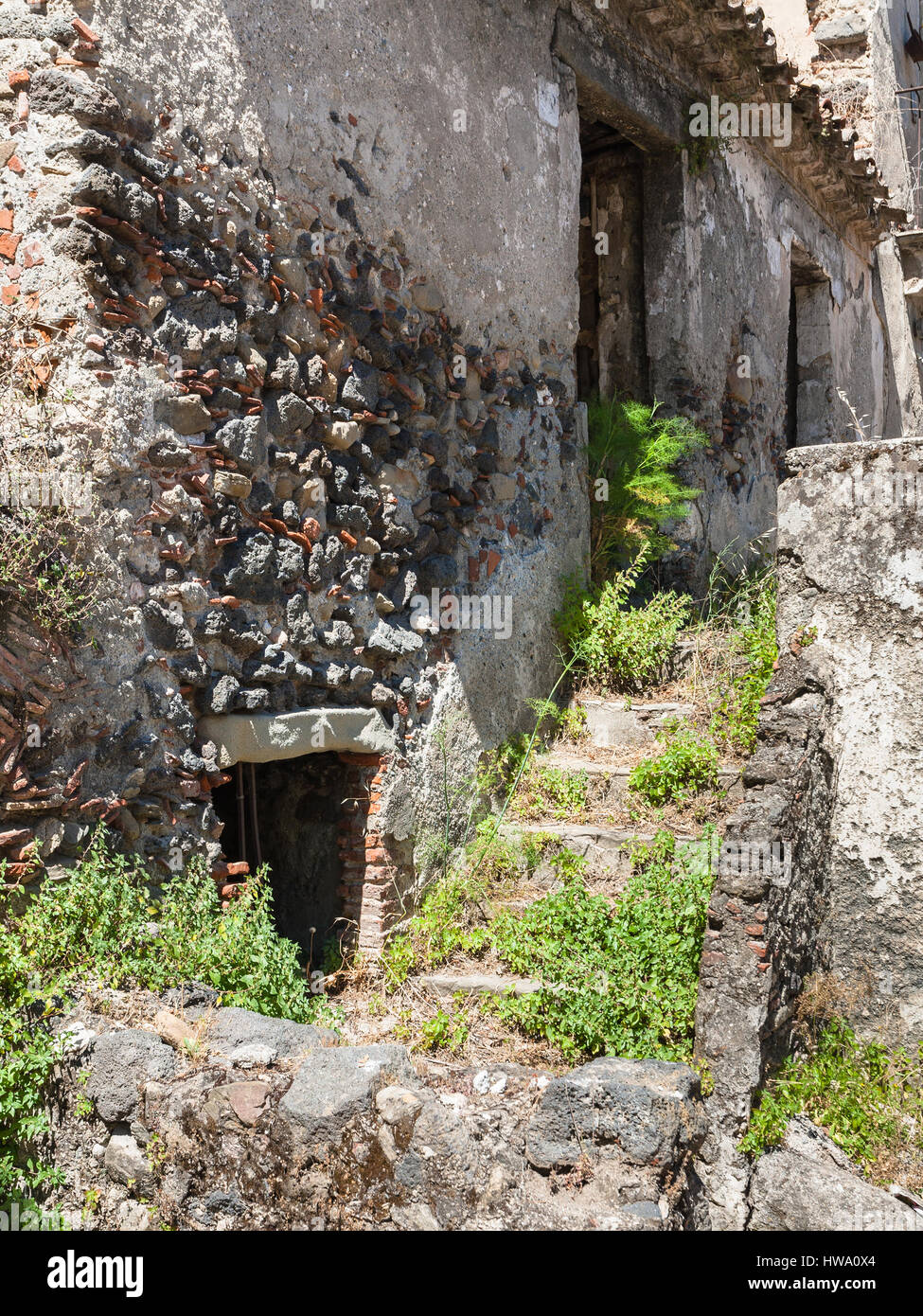 Reisen Sie nach Italien - altes Steinhaus in Francavilla di Sicilia Stadt in Sizilien Stockfoto